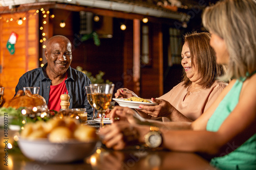 Ceia de natal em família ao ar livre.