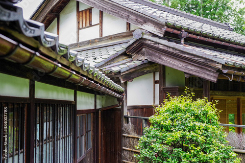 日本の伝統的な古民家の外観