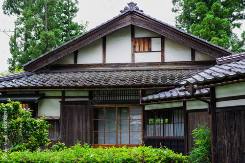 日本の伝統的な古民家の外観