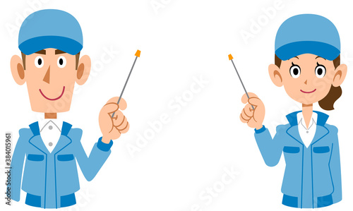 指示棒で説明する青い作業着の男女の上半身 