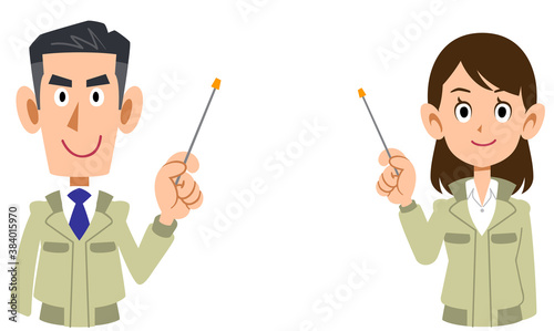 指示棒で説明する工務店の男女の上半身
