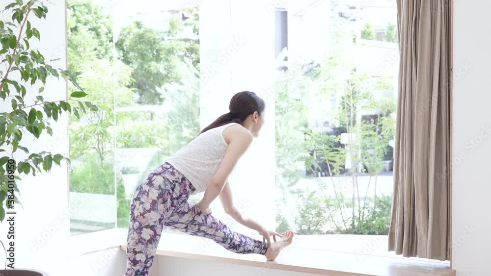 運動をする若い女性 運動をする若い女性