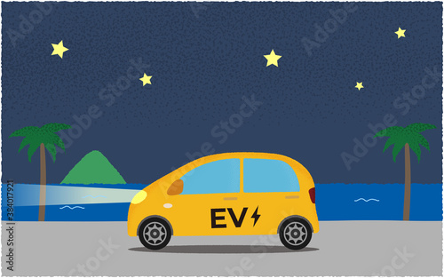 夜、ライトを点けて海沿いの道を進む黄色い電気自動車のベクターイラスト