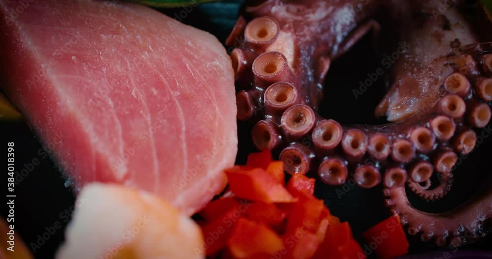 Tabla de ingredientes para preparar sushi en fondo negro. Recorrido por tabla negra con ingredientes de sushi fresco y crudos. Slider 4K
