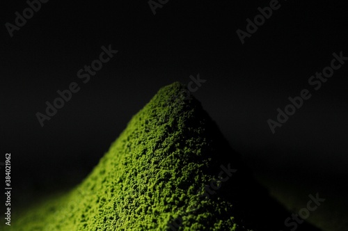 背景を黒にしてスポットストロボで撮影した抹茶です