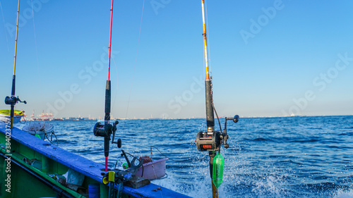 大海原で船釣り ３本並んだ釣り竿
