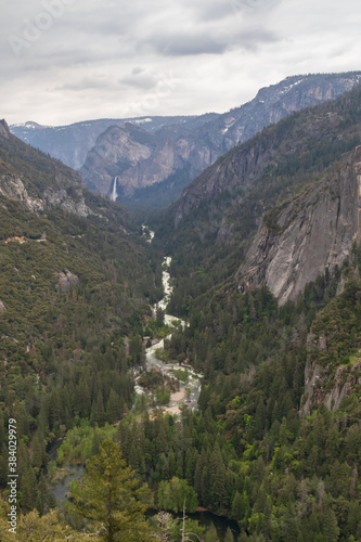 Fototapeta Naklejka Na Ścianę i Meble -  Merced River flowing through Yosemite Valley, Yosemite National Park, California, USA