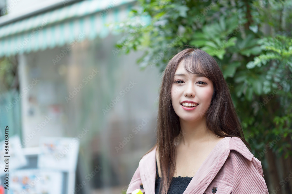 Fototapeta premium 笑顔の女性 東京 原宿