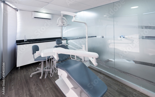 moderne Zahnarztpraxis, Dentaleinheit, Behandlungseinheit photo