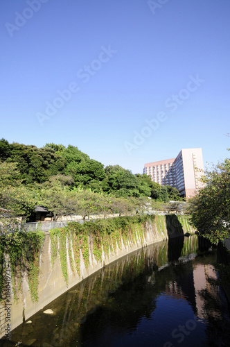 神田川とホテル © Paylessimages
