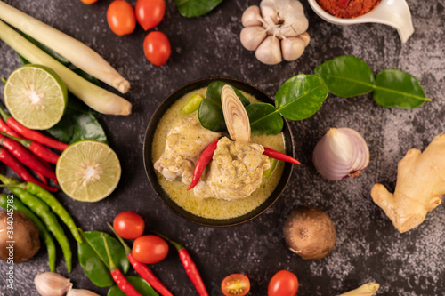 Green curry made with chicken  chili  and basil  with tomato  lime  kaffir lime leaves and garlic.