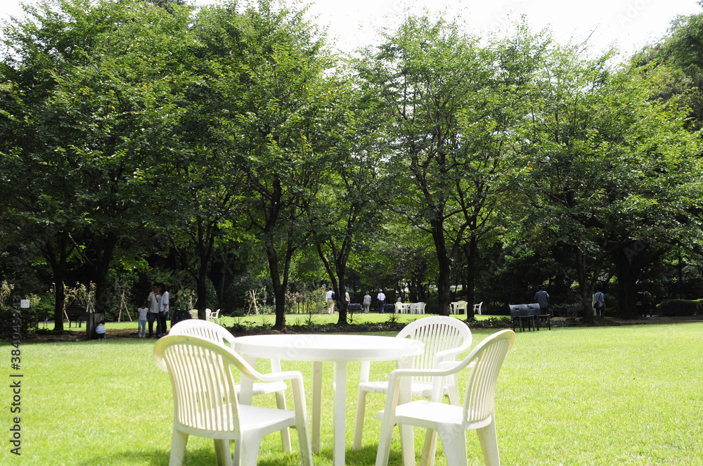 庭園の白いテーブル