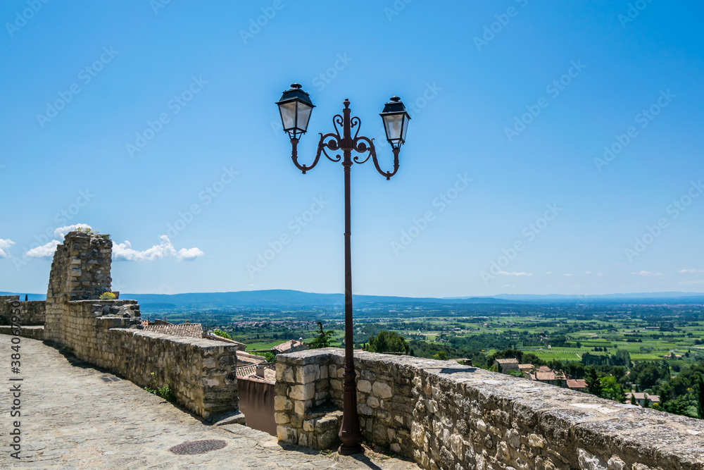 Le Barroux, village perché du Luberon en France.	