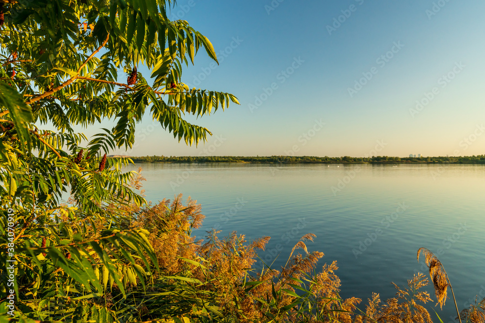 Obraz premium Idyllic sunset over a lake