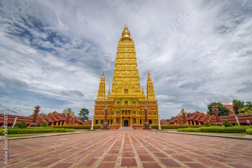 Photos The scenery of the Wat Bang Thong temple (golden pagoda) at Krabi province, Thailand