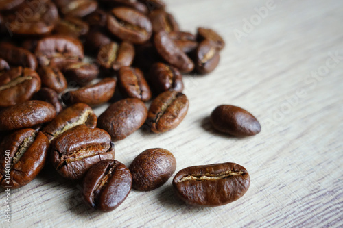 coffee beans on wooden table. roasted coffee beans, selective focus photo 
