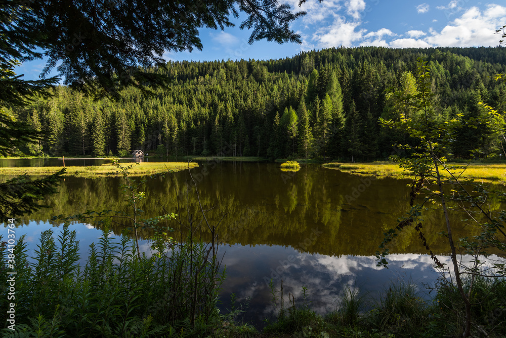 Obraz premium beautiful mountain lake with reflection while hiking in the nature
