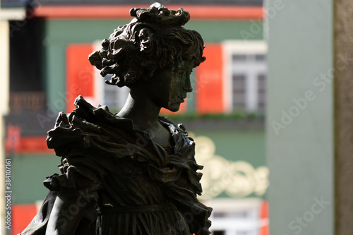 Baden-Baden: Portraitfigur von Zarin Elisabeth vor grüner Hausfassade mit roten Fensterläden