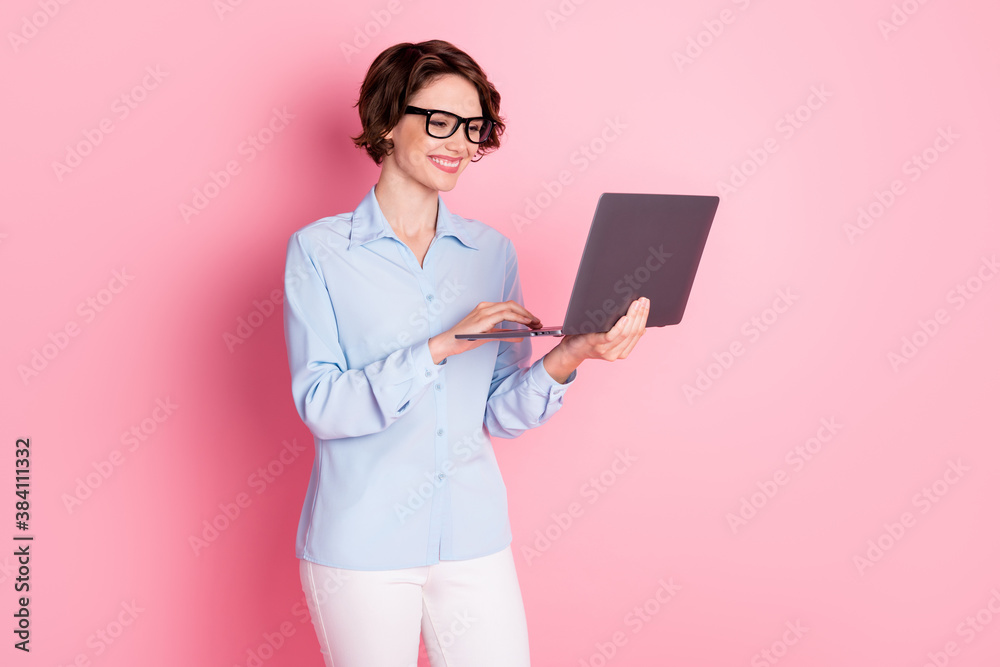 Portrait of her she nice attractive lovely smart clever focused cheerful cheery brown-haired girl employee holding in hands laptop working remotely isolated pink pastel color background Portrait of her she nice attractive lovely smart clever focused cheerful cheery brown-haired girl employee holding in hands laptop working remotely isolated pink pastel color background