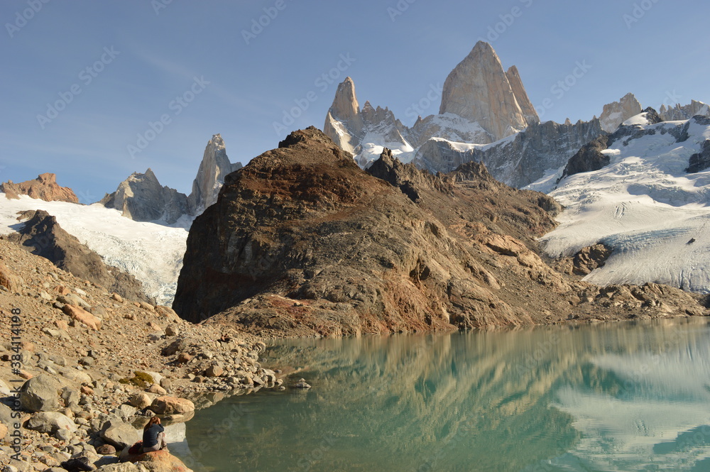 Obraz premium Hiking around the turquoise glacial lakes around El Chaltén, Laguna de Los Tres and Fitz Roy mountains in Patagonia, Argentina