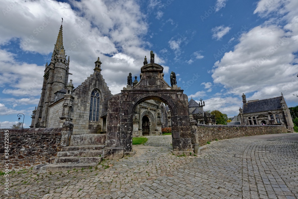 Obraz premium Enclos Paroissial de Guimiliau, l'église Saint-Miliau, Armorique, Finistère, Bretagne, France 