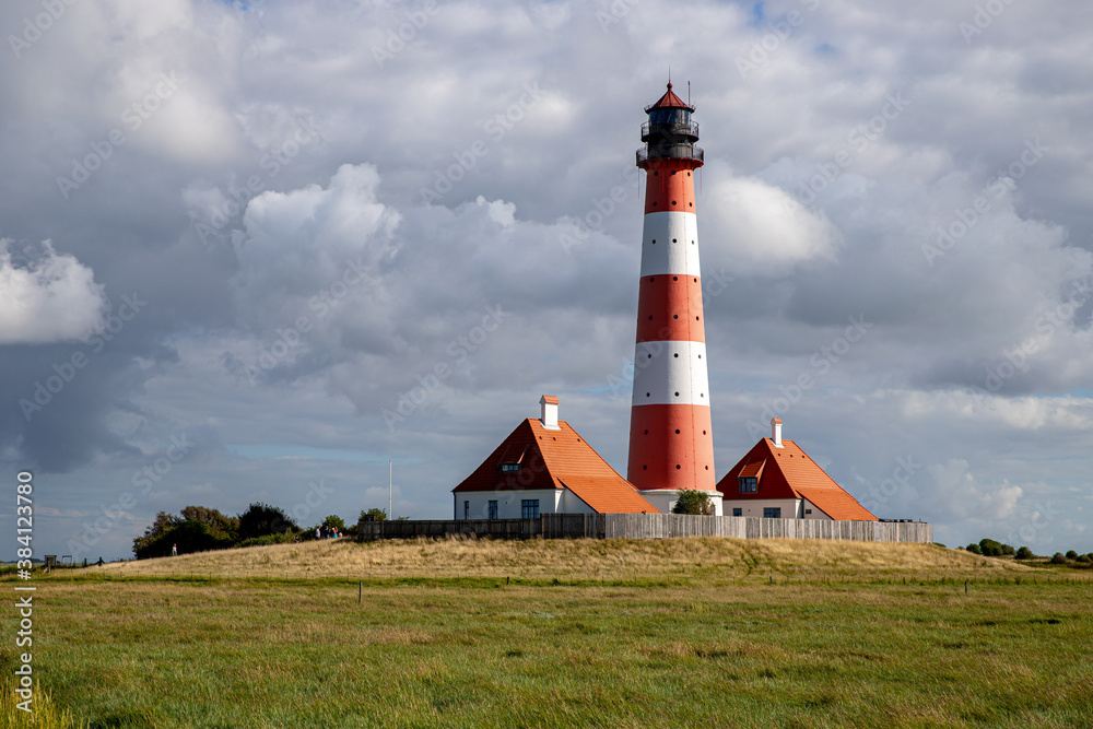 Dunkle Wolken hinter dem Leuchtturm Westerheversand Dunkle Wolken hinter dem Leuchtturm Westerheversand