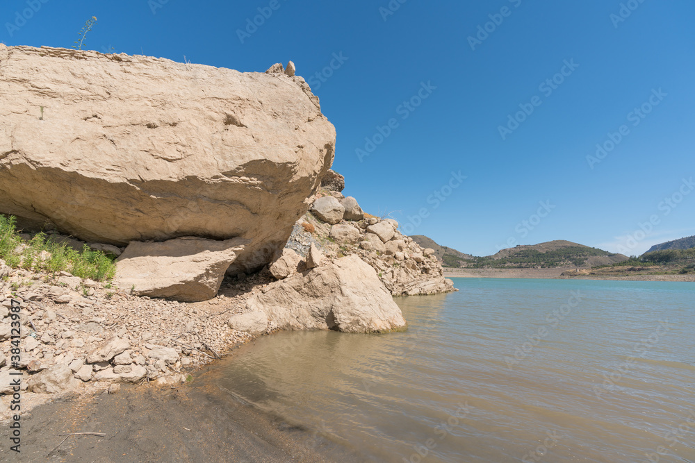 area of large rocks in the Beninar reservoir