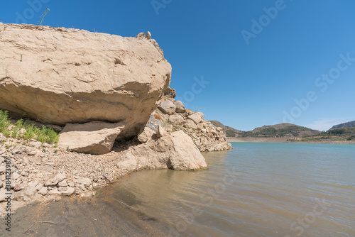 area of large rocks in the Beninar reservoir