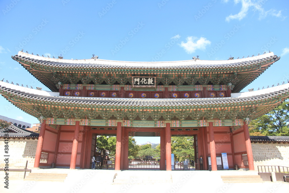 Dunhwa Gate outside Changdeokgung Palace in Seoul, South Korea
Writing on the building: Dunhwa Gate
Dunhwa Gate outside Changdeokgung Palace in Seoul, South Korea
Writing on the building: Dunhwa Gate