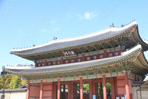 Dunhwa Gate outside Changdeokgung Palace in Seoul, South Korea Writing on the building: Dunhwa Gate 