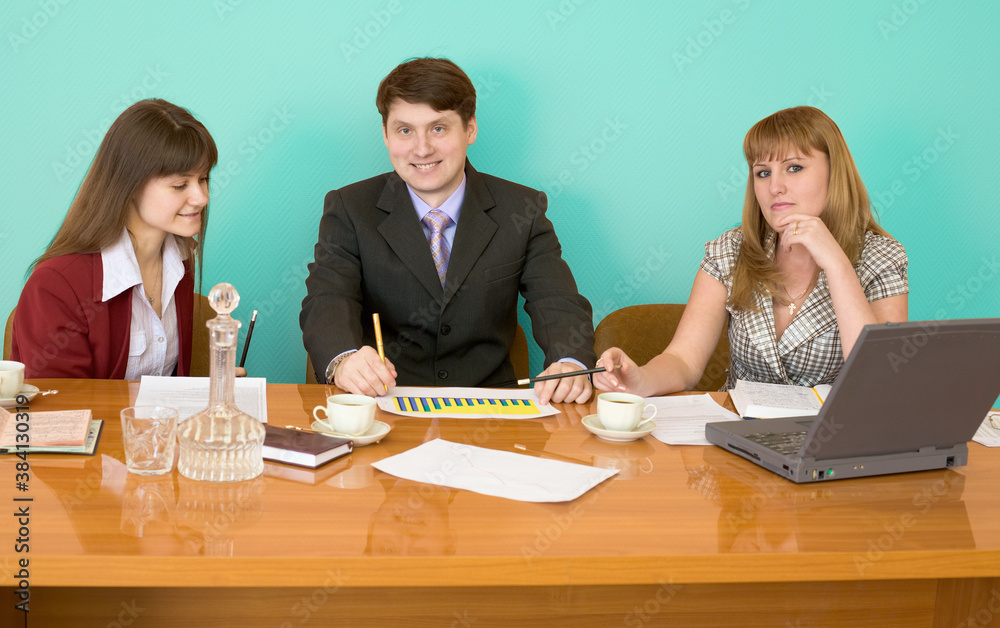 Fotografie Business team sits at the table