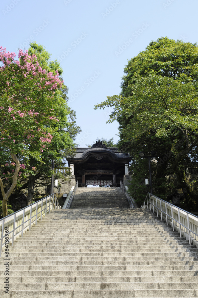 宇都宮二荒山神社の山門と階段