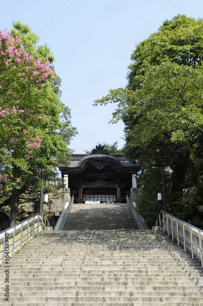 宇都宮二荒山神社の山門と階段 宇都宮二荒山神社の山門と階段