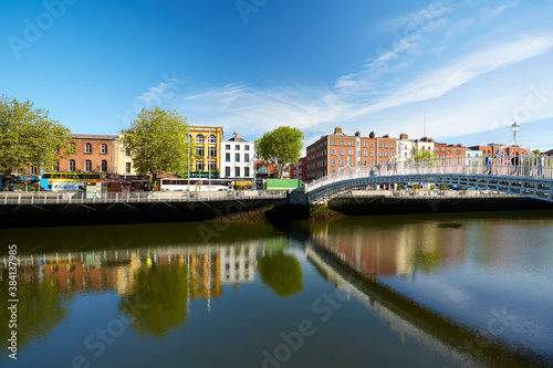 Obraz na płótnie The Ha'penny bridge in Dublin City, Ireland w salonie