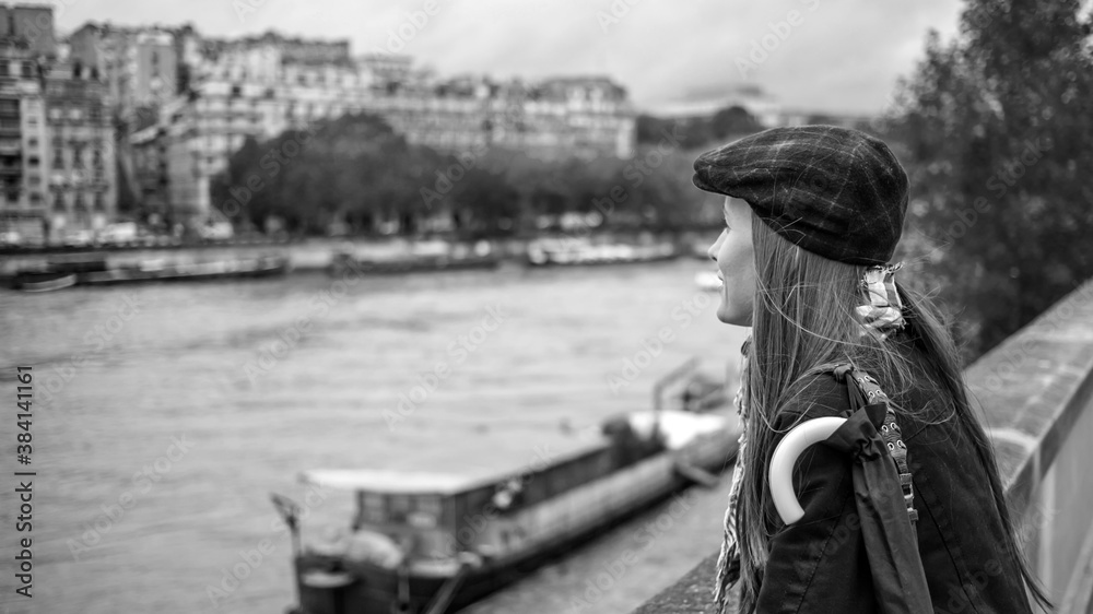 Obraz premium tourist in Paris visiting landmark Eiffel tower, sightseeing in France, woman enjoying beautiful on paris and river Seine