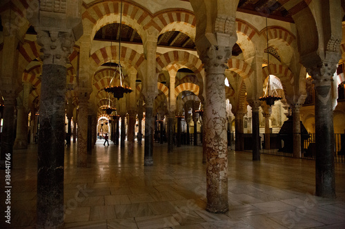 Arcos beige y rojos y columnas de mármol en mezquita