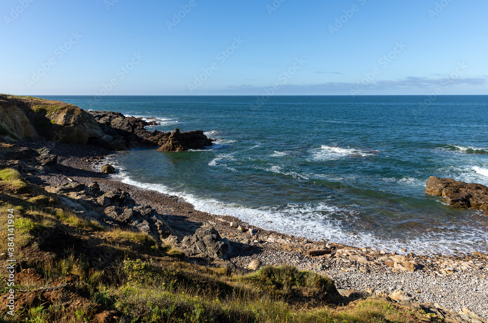 Plage de galets sur la côte de Cayola (Les Sables d'Olonne  - France)