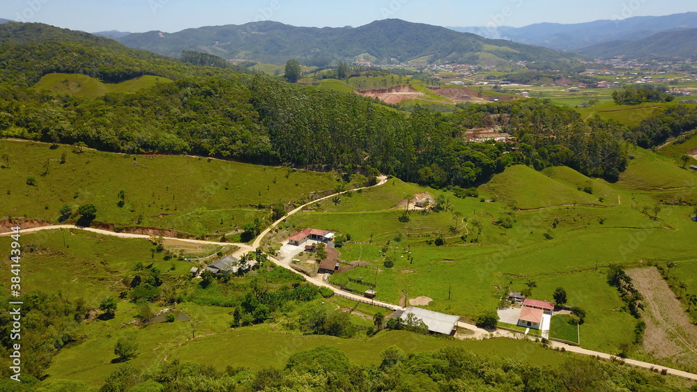 Vista aérea de fazenda e natureza na cidade de Antonio Carlos em Santa Catarina Brasil 