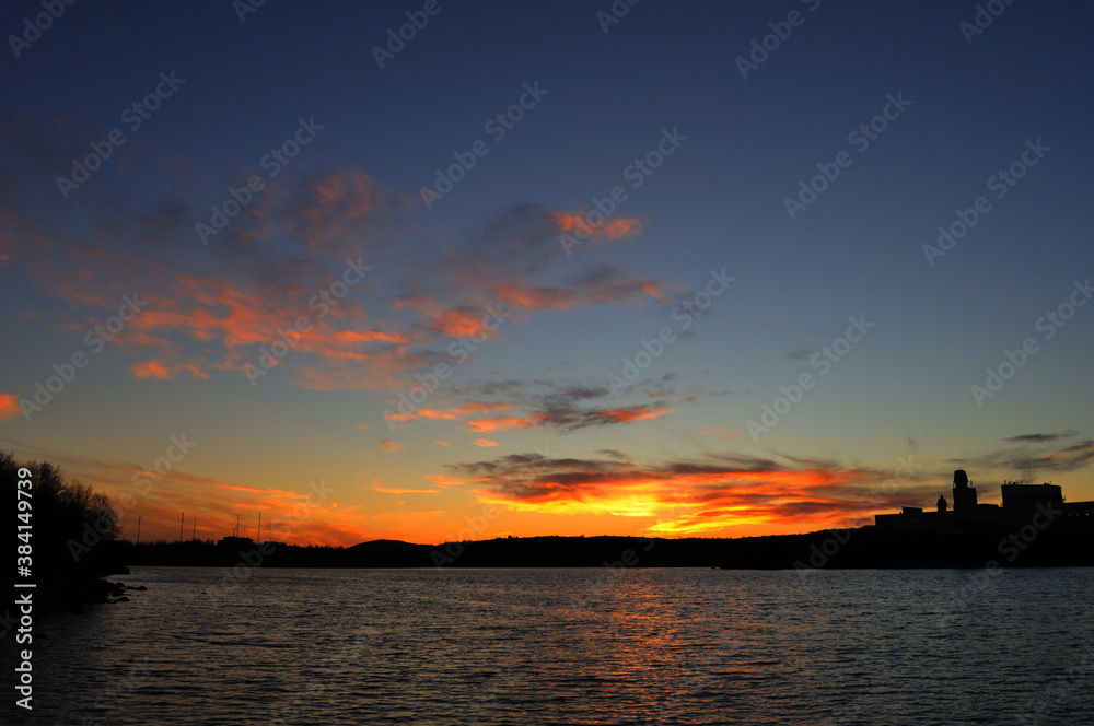 Naklejka premium Bright sun sunset over water, Beautiful background wallpaper.