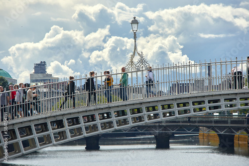 Obraz na płótnie The Ha'penny bridge in Dublin City, Ireland w salonie