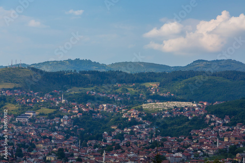 ボスニア・ヘルツェゴビナ　サラエボの丘から見える街並み © pespiero