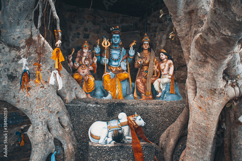 Bild auf Leinwand Hindu Statues Located in Koneswaram Temple Trincomalee Sri Lanka