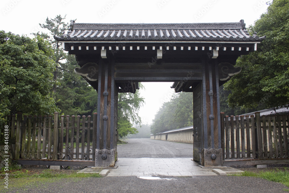 霧雨の京都御苑の寺町御門 霧雨の京都御苑の寺町御門