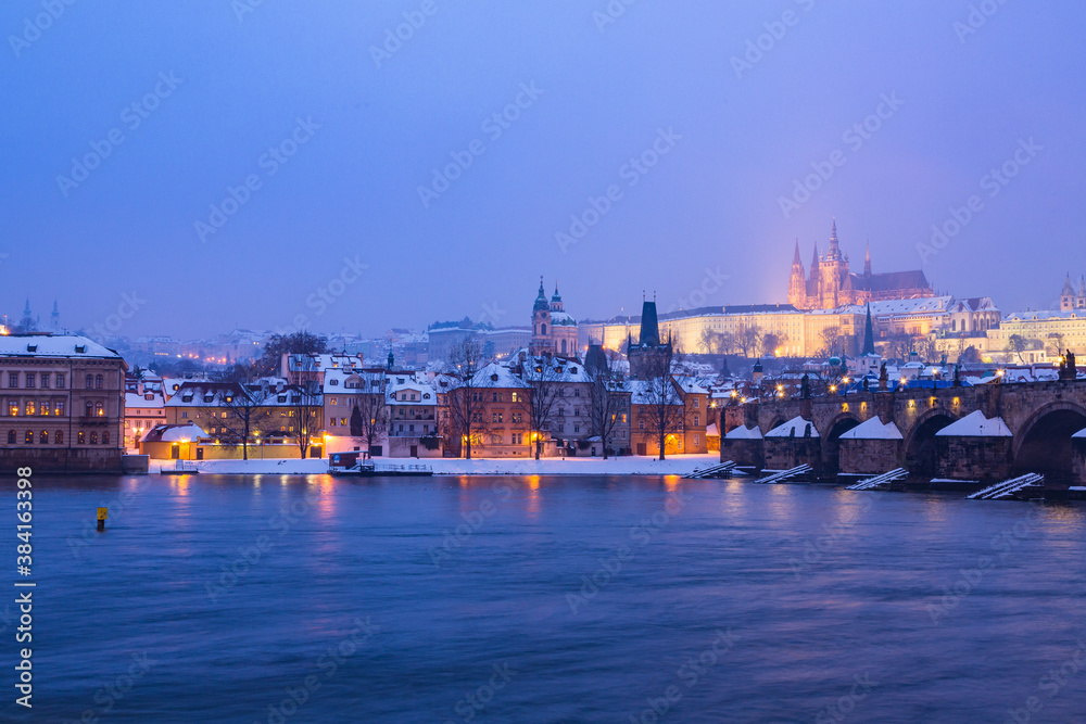 チェコ　夜のプラハ歴史地区のカレル橋とプラハ城