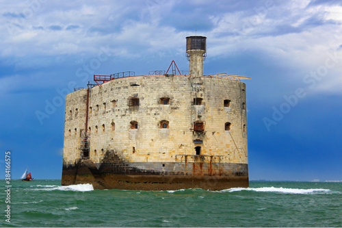 Approche du Mythique fort Boyart en bateau . photo