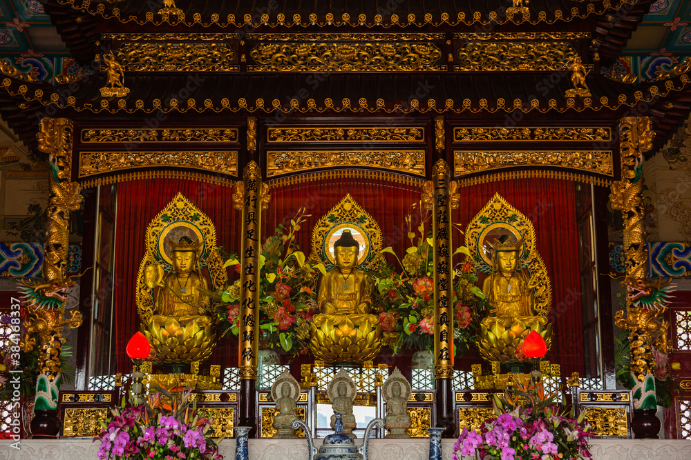 香港　新界の西方寺の仏像