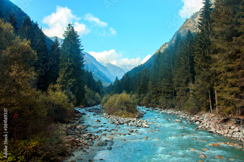 Fiume in mezzo alla natura