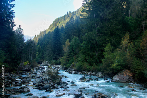 Fiume in mezzo alle montagne