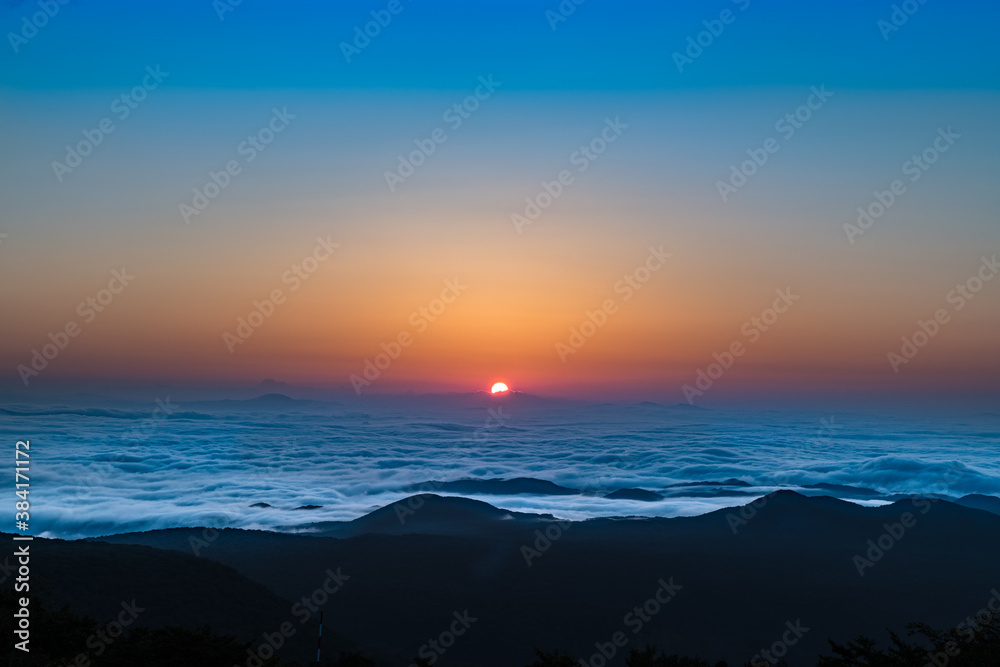 Obraz premium 日本 栗駒山からの雲海に昇る朝日