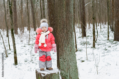 Little girl having fun on winter day © Елена Гурова